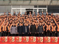 情系農(nóng)民工 蛇年送祝?！A兆控股為優(yōu)秀農(nóng)民工發(fā)放春節(jié)禮品